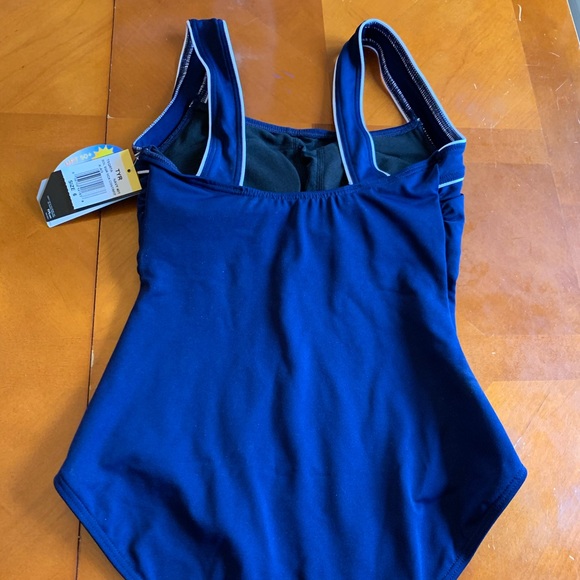 Brand new women’s TYR Swimsuit! - Picture 2 of 4